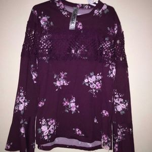 💗3/$20💗 Floral Top with bell bottom sleeves